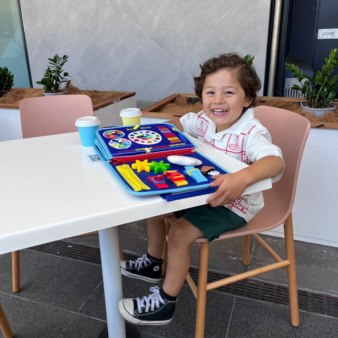 Juguete educativo Montessori portátil para niños, promueve el aprendizaje práctico y sensorial.