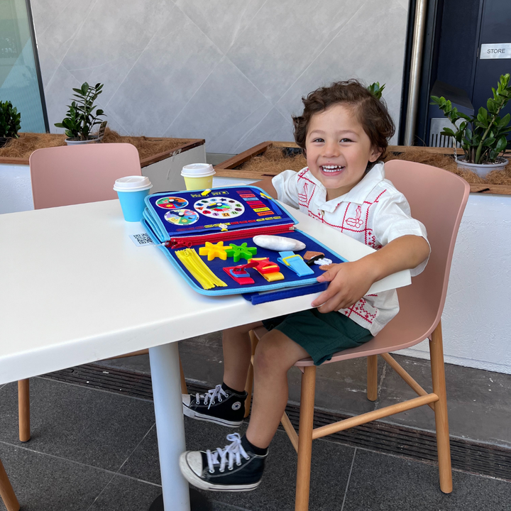 Juguete educativo Montessori portátil para niños, promueve el aprendizaje práctico y sensorial.