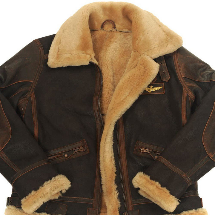 Chaqueta bomber masculina negra con cuello de borreguillo. Ropa masculina de invierno, estilo urbano y casual.