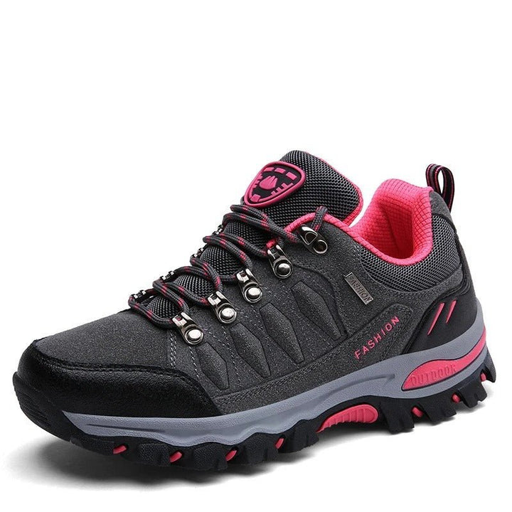 Calzado impermeable de mujer para montaña, ideal para senderismo y trekking, ofreciendo protección total.
