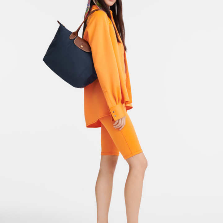 Bolso diario de nylon y piel, combina estilo casual y profesional con ligereza y elegancia.