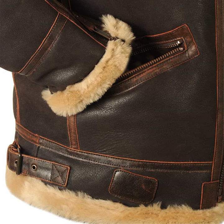 Hombre vistiendo chaqueta bomber con borreguillo. Look casual, abrigo de invierno, estilo urbano y moderno.