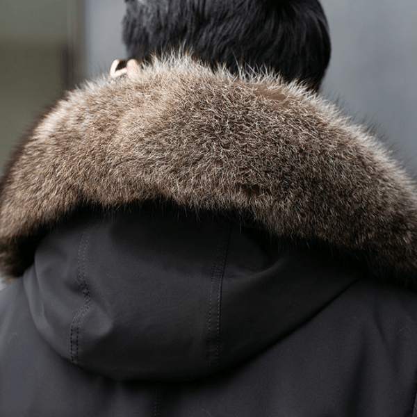 Parka de hombre con forro térmico y cuello de piel sintética suave, ideal para climas fríos de invierno.