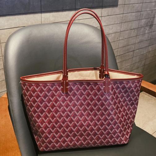 Elegante bolso de mujer con gran capacidad, un accesorio de moda que realza cualquier estilo.