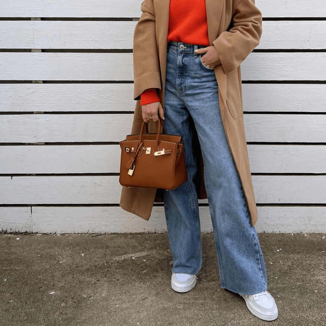 Accesorio de moda: Bolso de mano de piel para mujer con organizador interno. Estilo elegante y funcional.