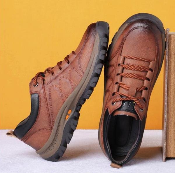 Detalle de botas ortopédicas de hombre. Calzado con soporte robusto y suela antideslizante para caminar seguro.
