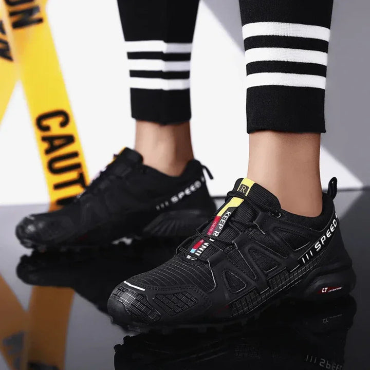 Modelo Speedcross IV: zapatillas de trail running con diseño robusto y ajuste rápido.