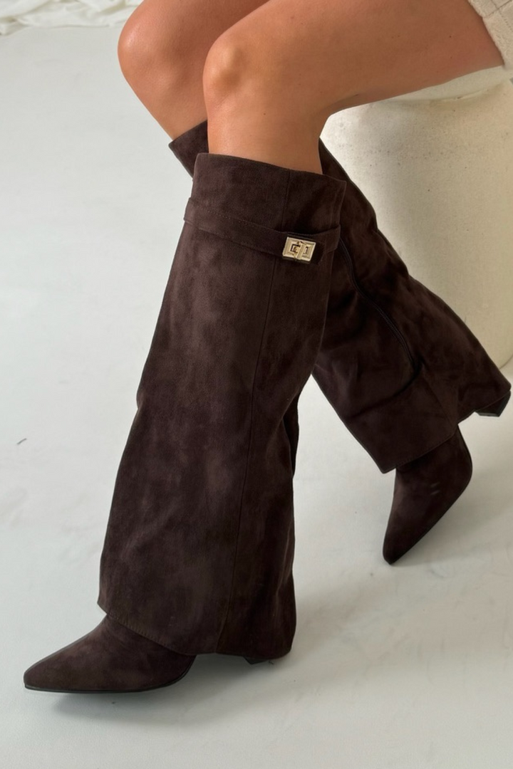 Estilo invernal: Botas altas de mujer en piel y ante, con tacón bloque. Calzado femenino elegante y duradero.