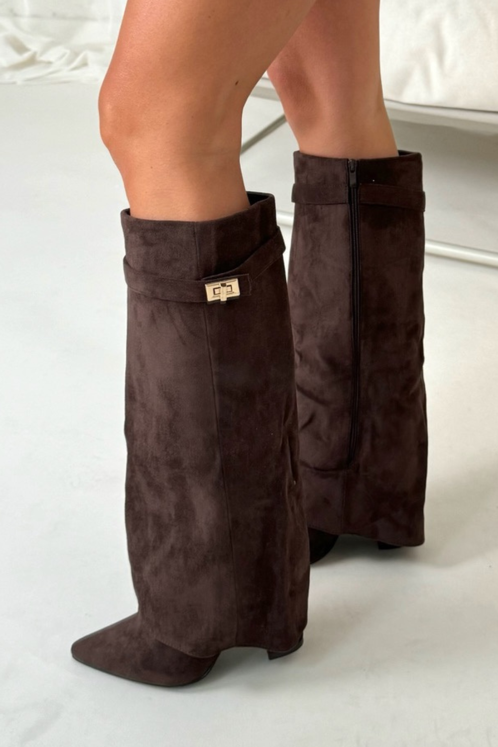Botas altas de mujer, diseño en piel y ante con tacón bloque. Calzado de moda que combina elegancia y comodidad.