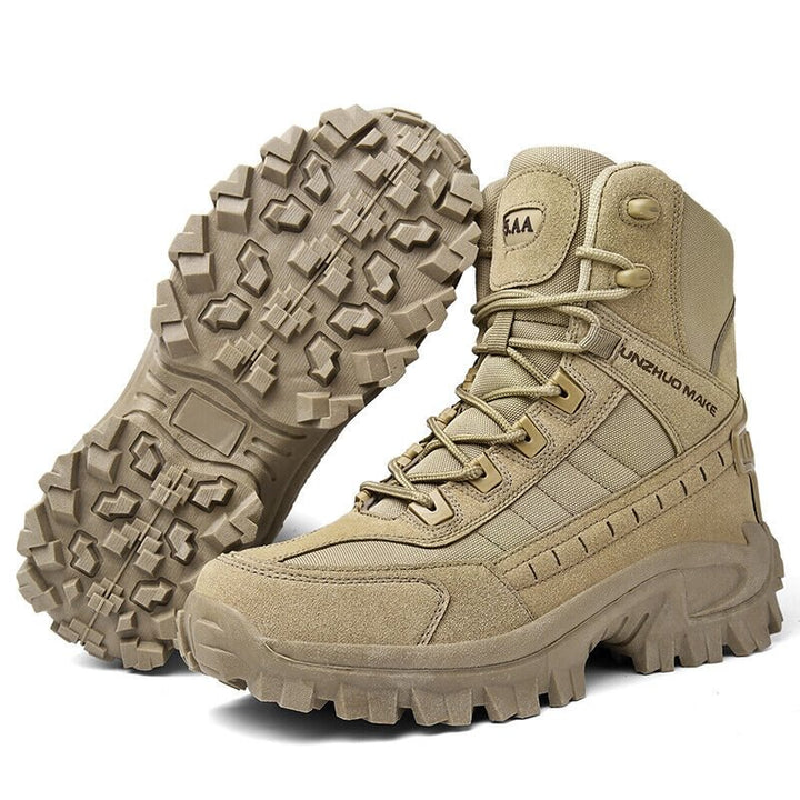 Detalle de bota táctica impermeable, ideal para trekking y protección en exteriores.