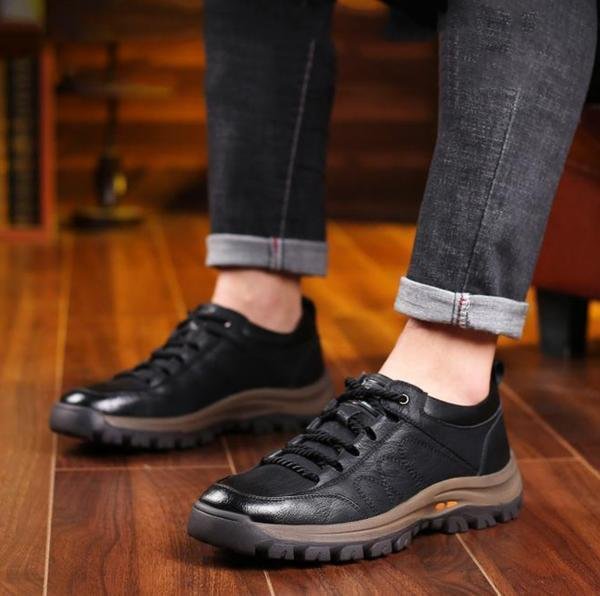 Par de botas ortopédicas para hombre, destacando su diseño confortable, transpirable y soporte postural para caminar.