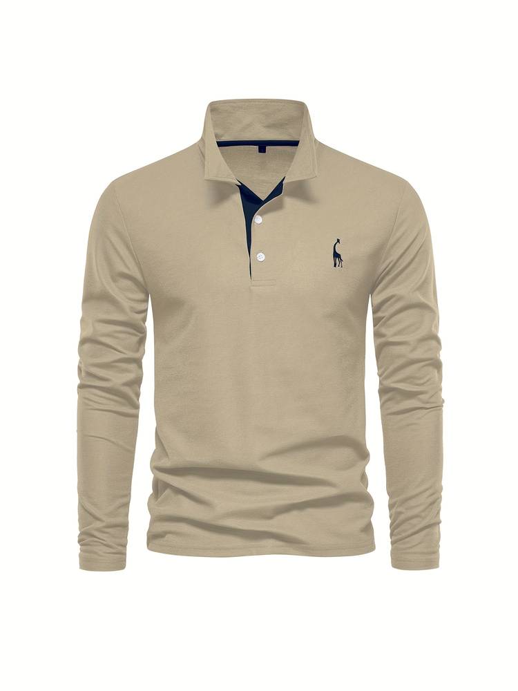 Modelo vistiendo polo hombre manga larga ajuste regular, cuello contraste. Destaca la moda masculina elegante.