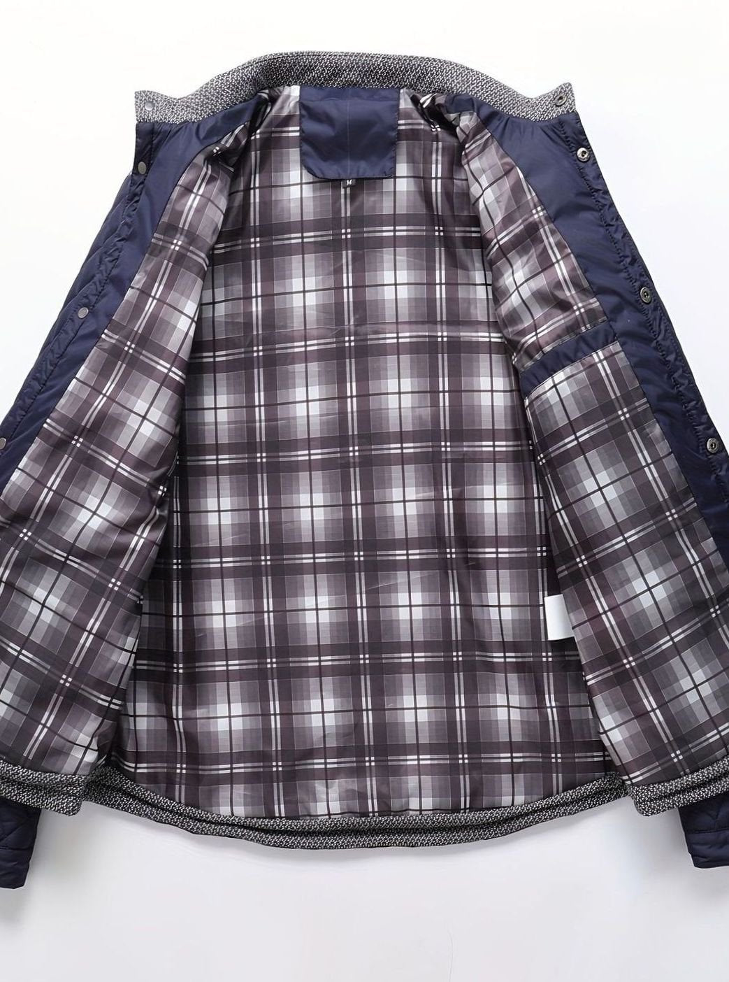 Moderna chaqueta acolchada masculina con cuello mao, perfecta para un look casual.