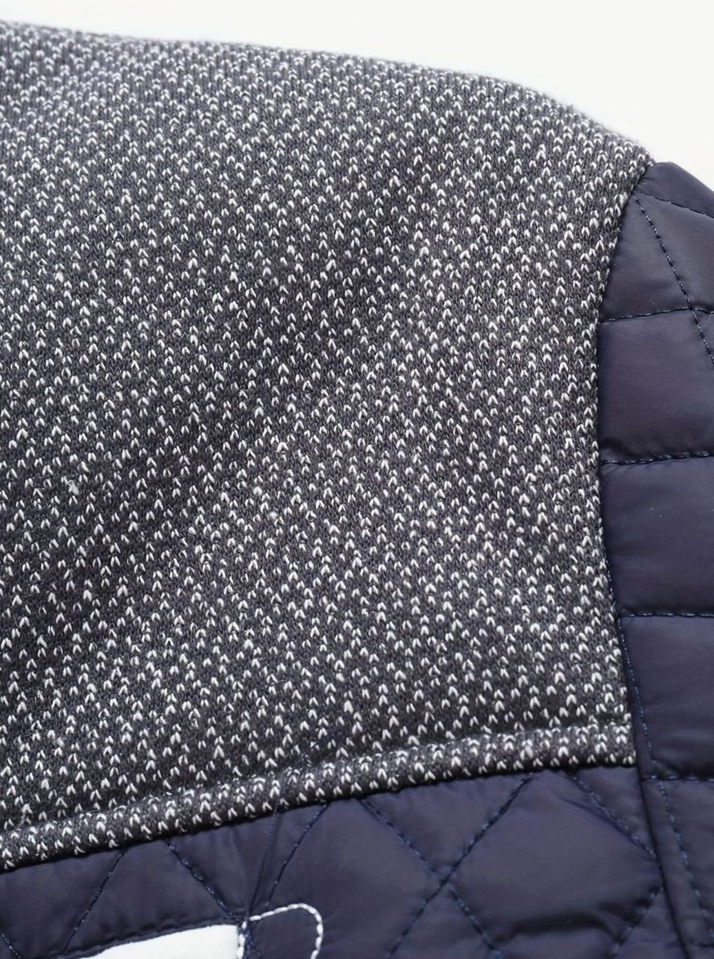 Chaqueta acolchada hombre cuello mao, abrigadora y ligera, para estilo casual de invierno.