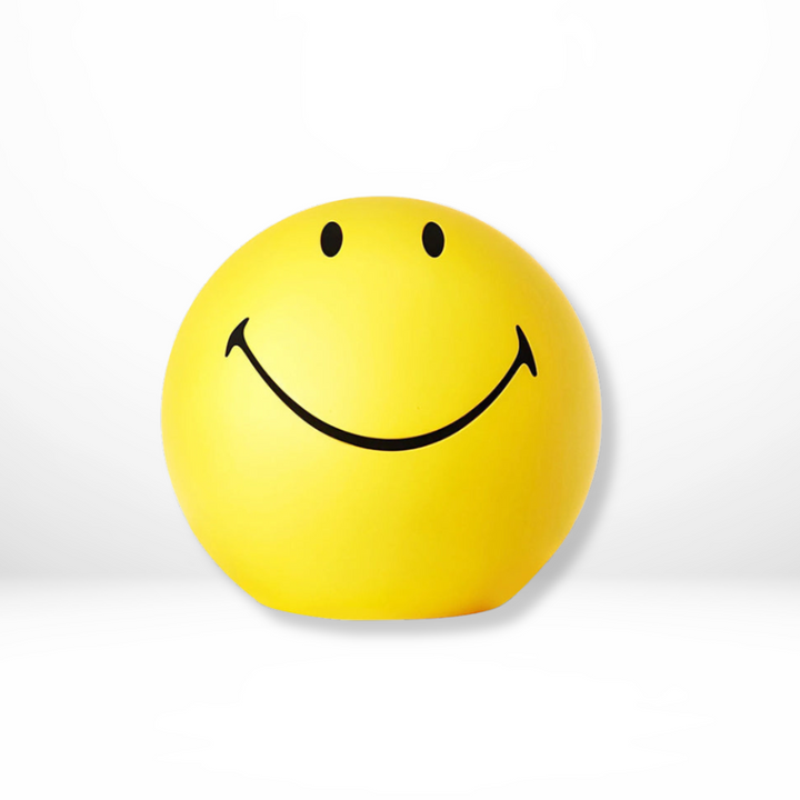 Lámpara de mesa LED amarilla sonriente, ideal para decoración infantil y juvenil. Iluminación hogareña moderna.