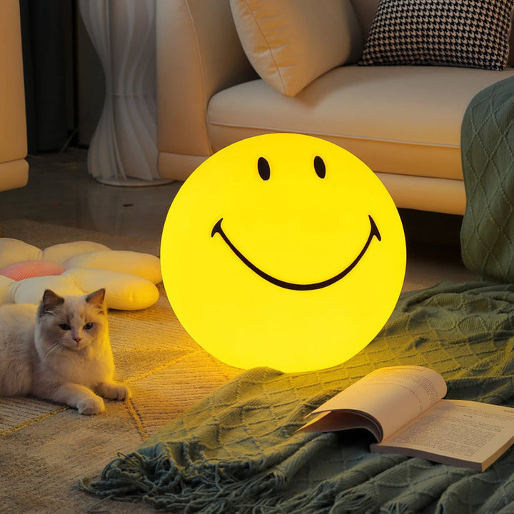 Lámpara de mesa LED sonriente amarilla regulable, perfecta para crear ambiente en habitaciones infantiles y decoración.