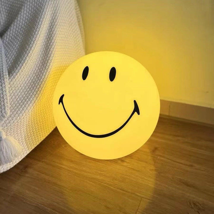 Iluminación LED infantil: Lámpara de mesa amarilla sonriente para decoración del hogar. Ideal para dormitorios.