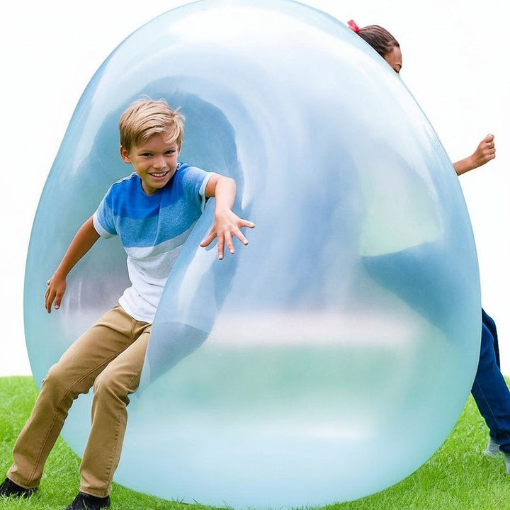 Pelota burbuja inflable gigante. Juguete de fiesta para niños. Diversión segura y colorida al aire libre.