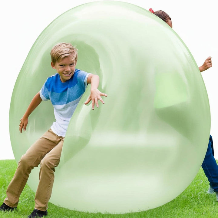 Pelota burbuja gigante de colores vibrantes. Juguete inflable para fiestas y diversión de niños al aire libre.