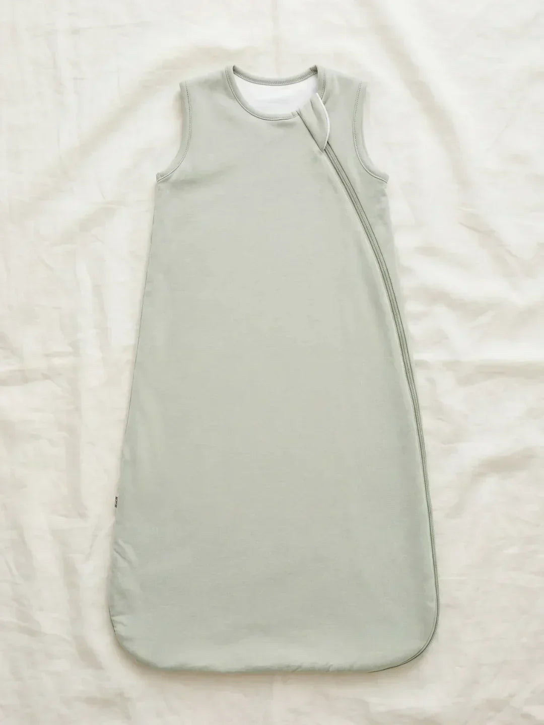 Saco de dormir de bambú 1.0 TOG para recién nacido. Promueve un sueño seguro y profundo.
