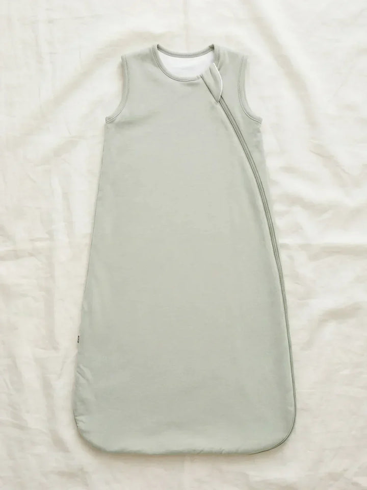 Saco de dormir de bambú 1.0 TOG para recién nacido. Promueve un sueño seguro y profundo.
