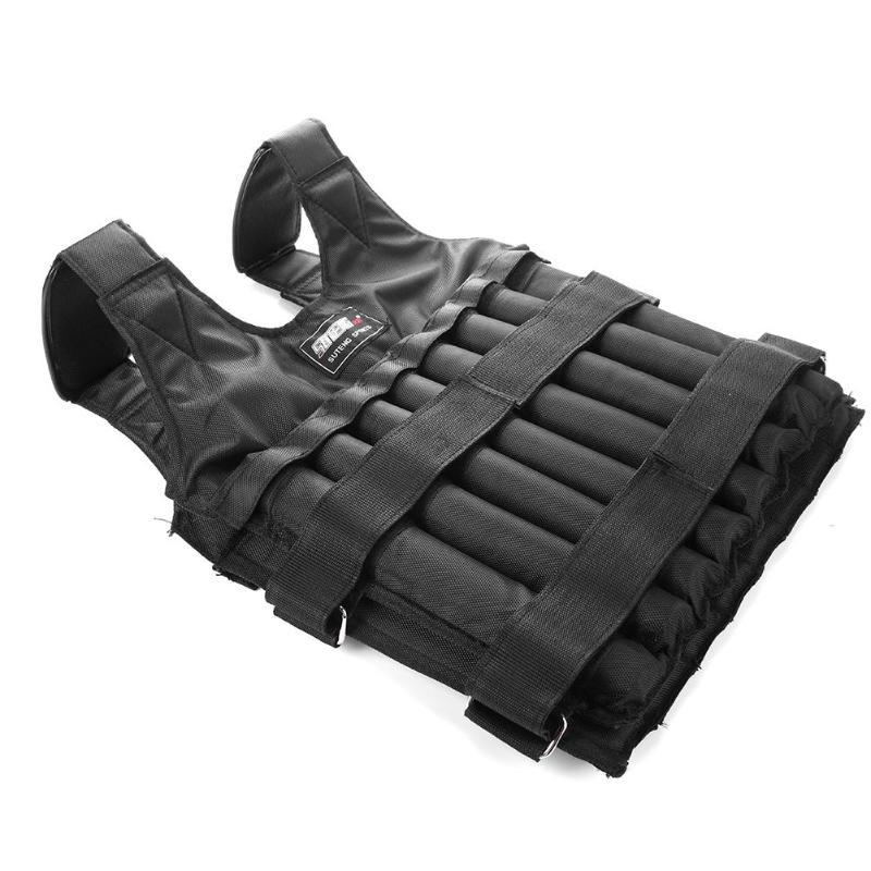 Hombre usando chaleco lastrado de 20 kg para entrenamiento intenso. Perfecto para musculación y ejercicio funcional.