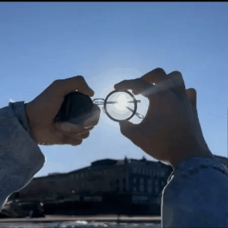 Accesorio de moda: gafas de sol unisex con máxima protección UV y lentes oscuros.
