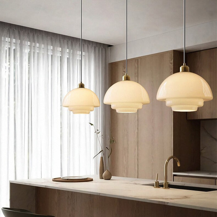 Lámpara colgante de cristal marfil y latón pulido, estilo Mid-Century. Iluminación de techo elegante.