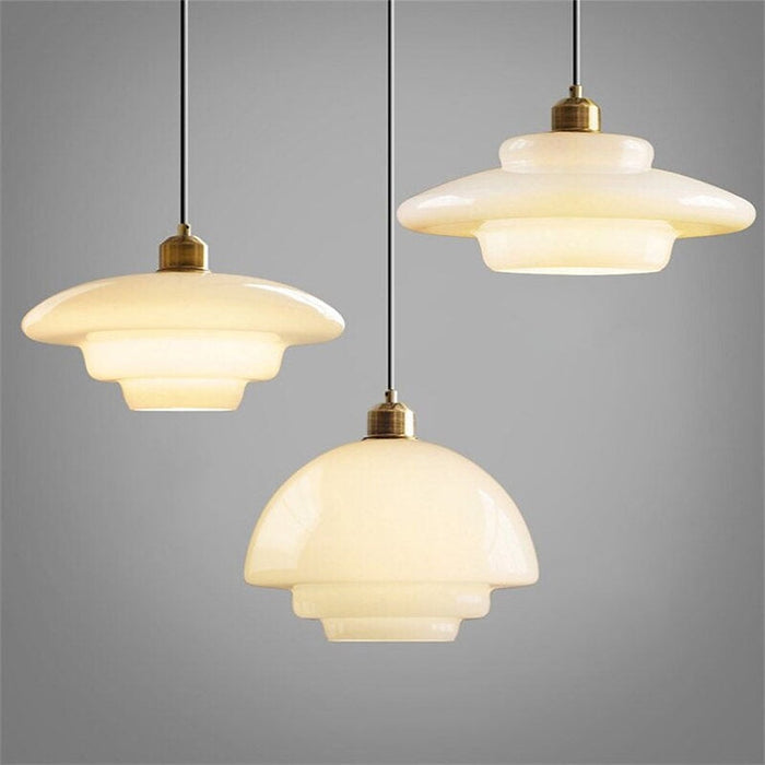 Lámpara colgante Mid-Century para pasillo, cristal marfil y latón, iluminación elegante de techo.