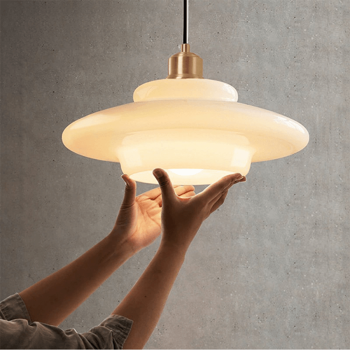 Luz ambiental de techo: lámpara colgante de cristal marfil y latón pulido, diseño Mid-Century moderno.