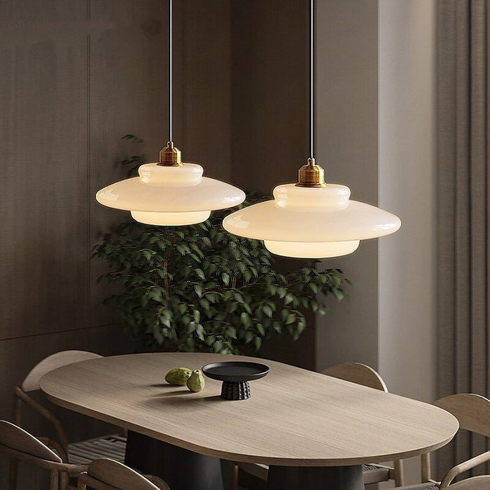 Sistema de suspensión de lámpara colgante, cristal marfil y latón, diseño de iluminación Mid-Century.
