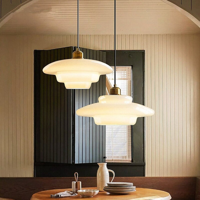 Luminaria colgante de techo con armoniosa combinación de cristal marfil y latón pulido, estilo Mid-Century.