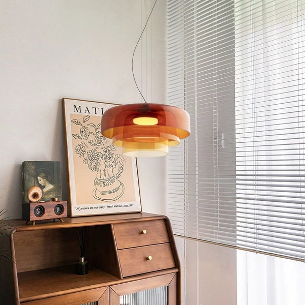 Diseño nórdico en lámpara de techo colgante. Pantalla de cristal y detalles en metal para luz acogedora.