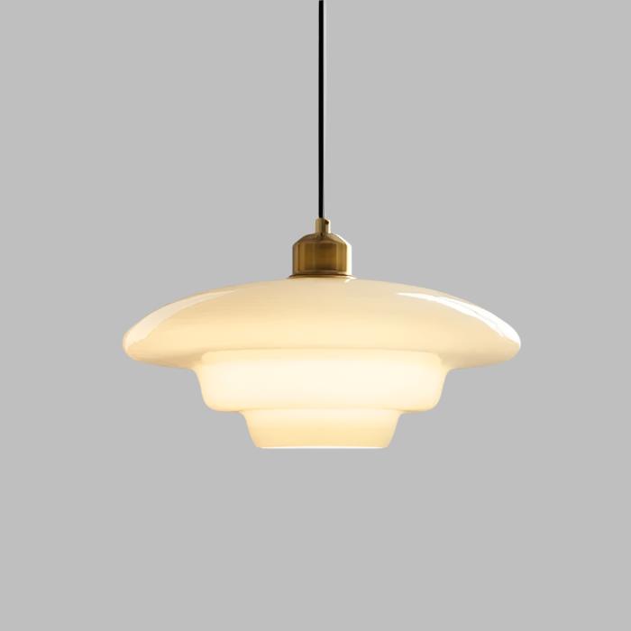 Lámpara de techo versátil, diseño Mid-Century, cristal marfil y latón para decoración moderna.