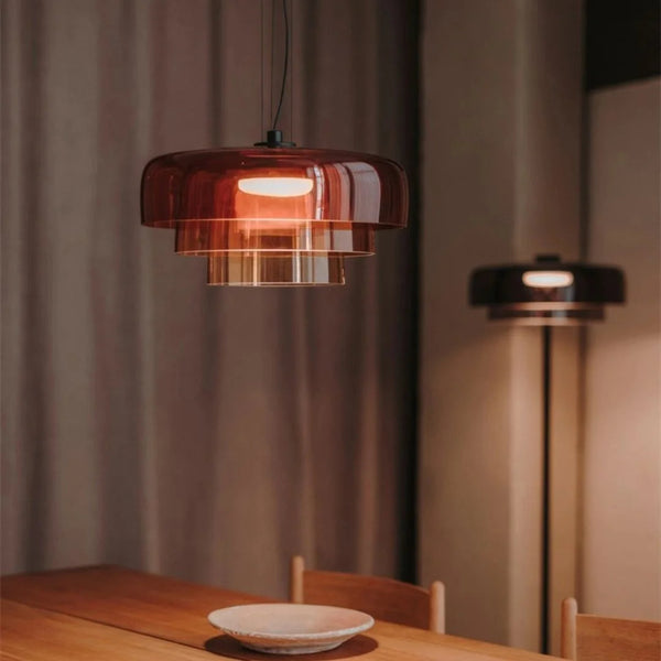 Iluminación de diseño escandinavo: lámpara colgante de cristal y metal para un ambiente acogedor.