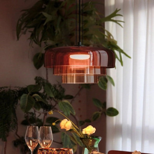 Lámpara de techo colgante con pantalla de cristal y cuerpo de metal. Estilo nórdico para decoración interior.