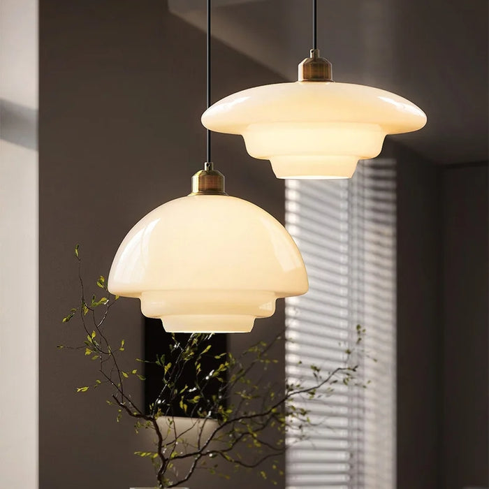 Detalles en latón pulido de lámpara colgante, cristal marfil, estilo Mid-Century, luz ambiental.