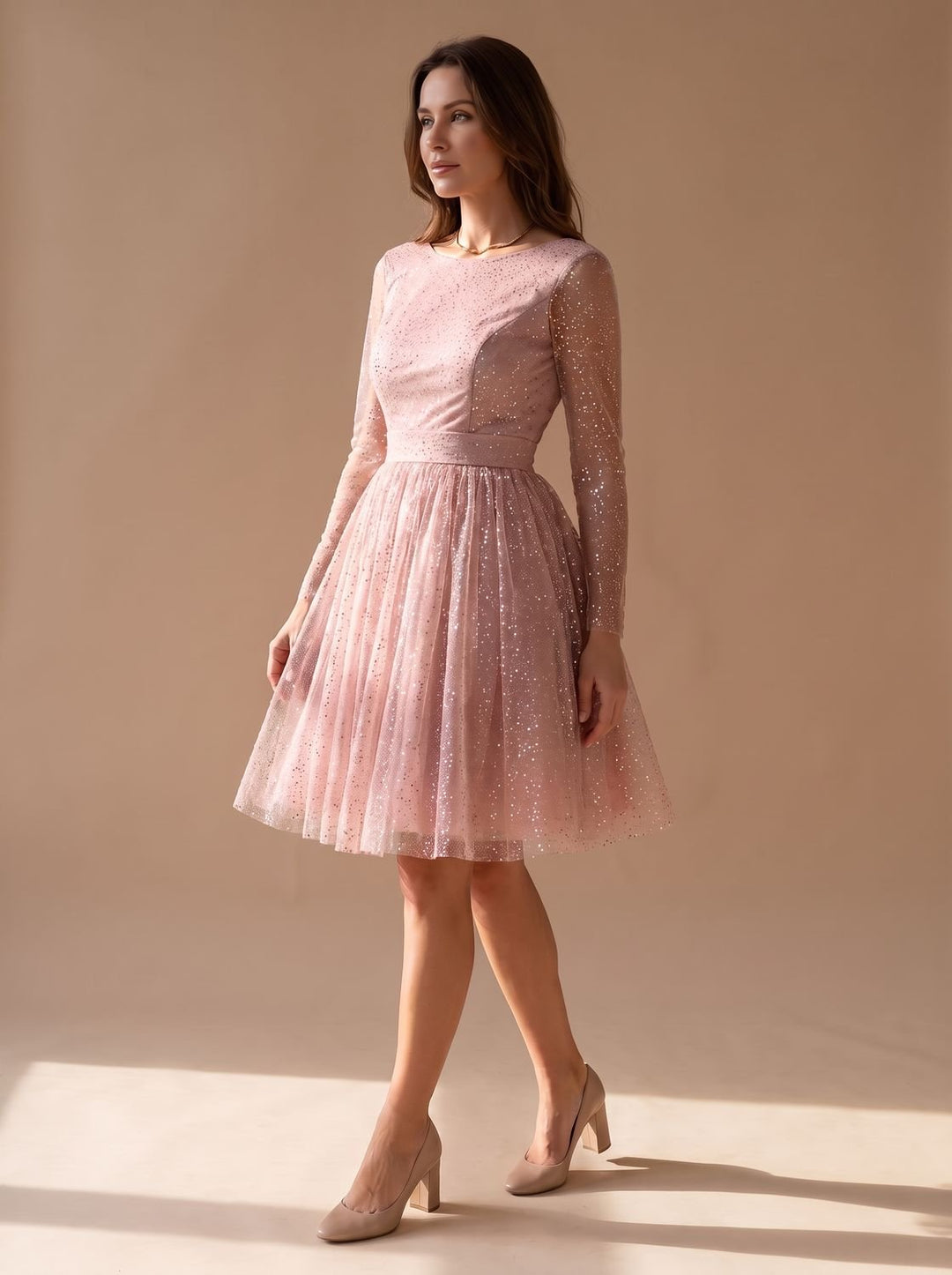 Elegante vestido de fiesta con tul glitter, manga larga evasé y corte A. Perfecto para eventos de noche.