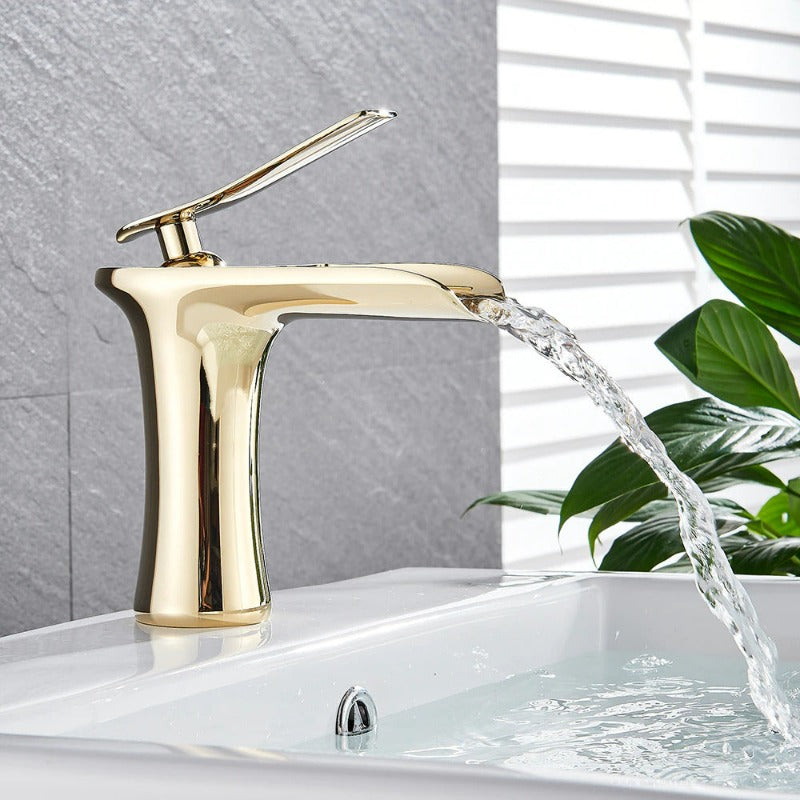 Grifo de lavabo monomando, estilo cascada, un accesorio de lujo para el baño.