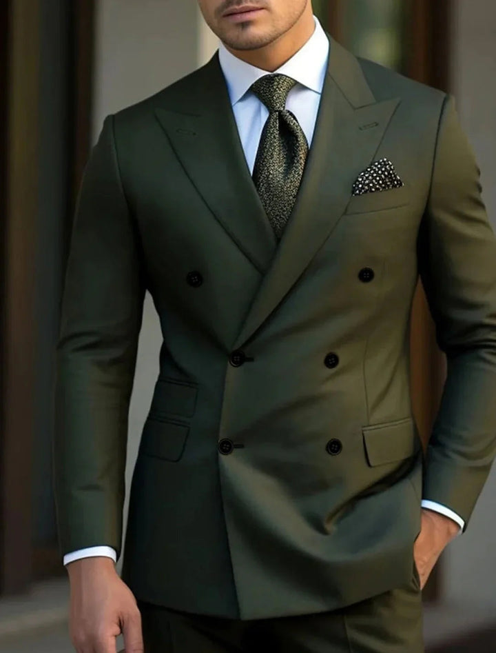 Chaqueta cruzada de novio con solapa de pico, corte elegante y formal. Ideal para fiesta de boda.