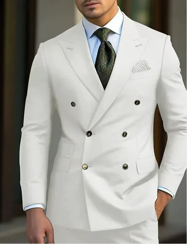 Hombre vistiendo traje de novio cruzado con solapa de pico, pose elegante para ceremonia de boda.