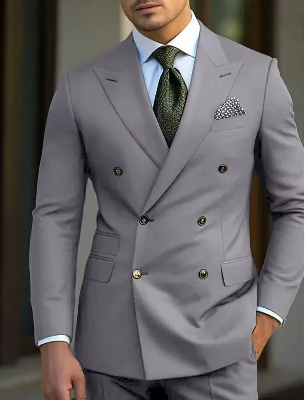 Traje cruzado de hombre de calidad superior con solapa de pico, ideal como traje de novio formal.