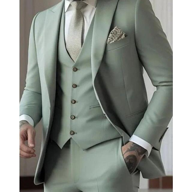 Conjunto formal de novio slim fit con chaqueta, chaleco y pantalón; vestimenta de boda.