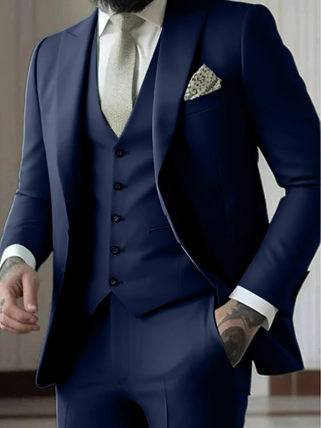 Chaqueta, chaleco y pantalón slim fit de este traje de novio, vestimenta moderna para eventos.
