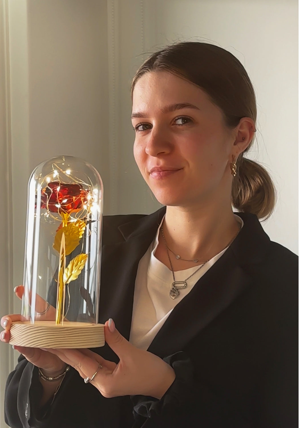 Adorno de lujo para el hogar: rosa eterna dorada con iluminación LED, perfecta para decoración interior.