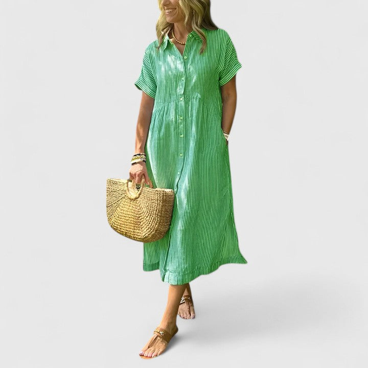 Modelo vistiendo vestido camisero a rayas, cómodo y fresco, ideal para el verano. Estilo casual.