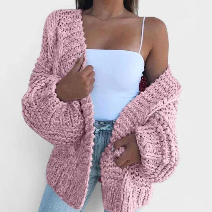 Cárdigan largo abierto de punto grueso para mujer, prenda oversize de estilo moderno.