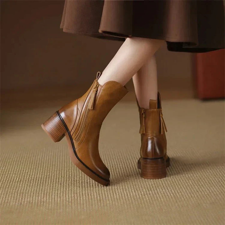 Botines negros para mujer. Calzado femenino elegante con diseño clásico, perfectos para cualquier ocasión y comodidad.