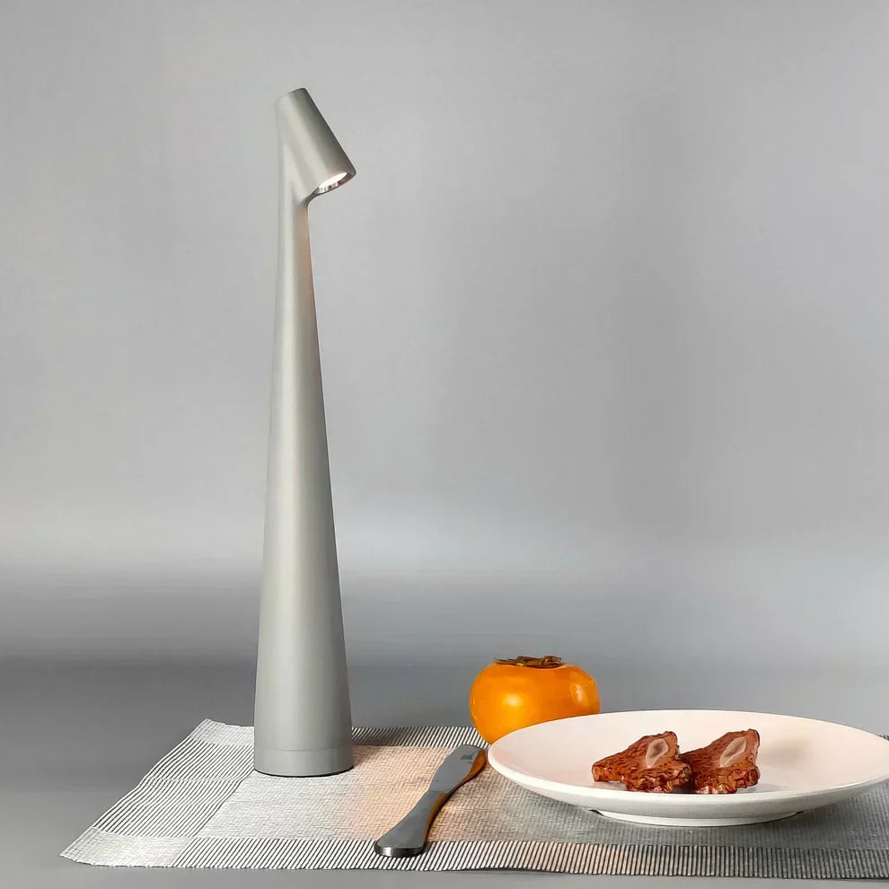 Detalle de lámpara de mesa LED inalámbrica regulable, diseño nórdico minimalista y portátil.