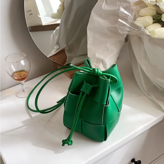 Moda y funcionalidad: bolso de hombro ANIKADEL estructurado que realza tu atuendo.